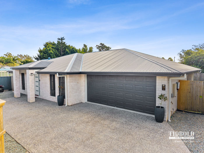 GOLF COURSE WALKS AND MODERN FAMILY LIVING!