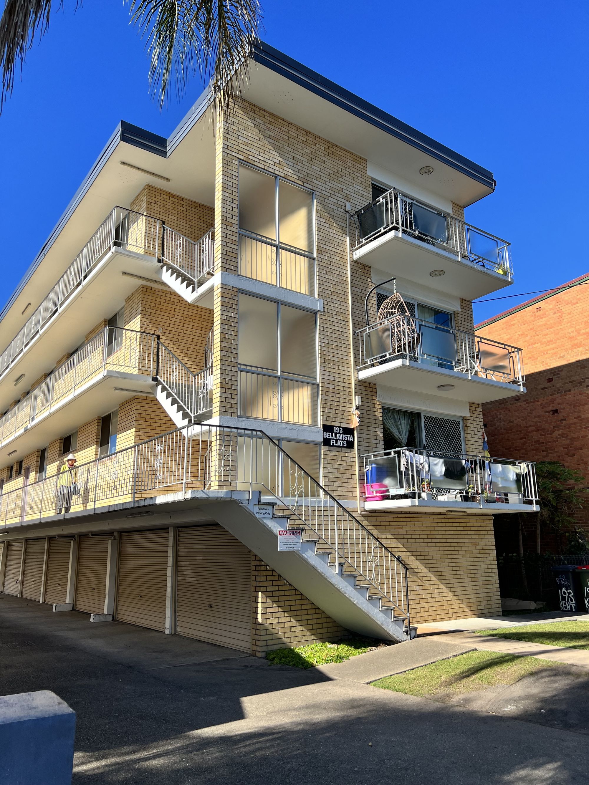 FOR RENT - TIDY UNIT IN UNBEATABLE LOCATION