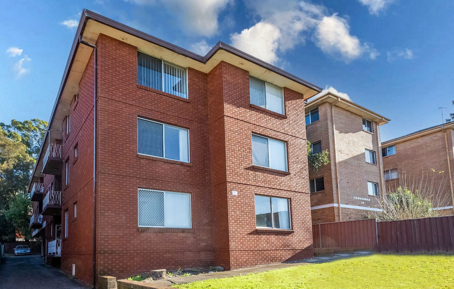 WALKING DISTANCE TO STATION AND SHOPS