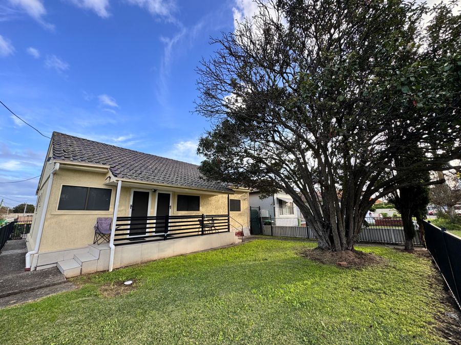 ROOMS FOR RENT - 1 MINUTE WALK TO CANLEY VALE TRAIN STATION