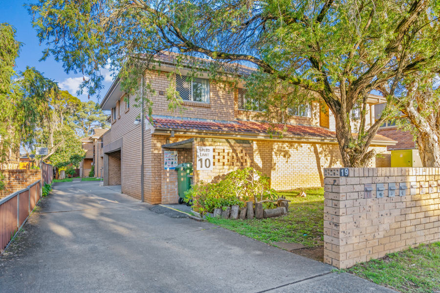 9/19 LACKEY STREET FAIRFIELD, WALK TO SHOPS AND STATION