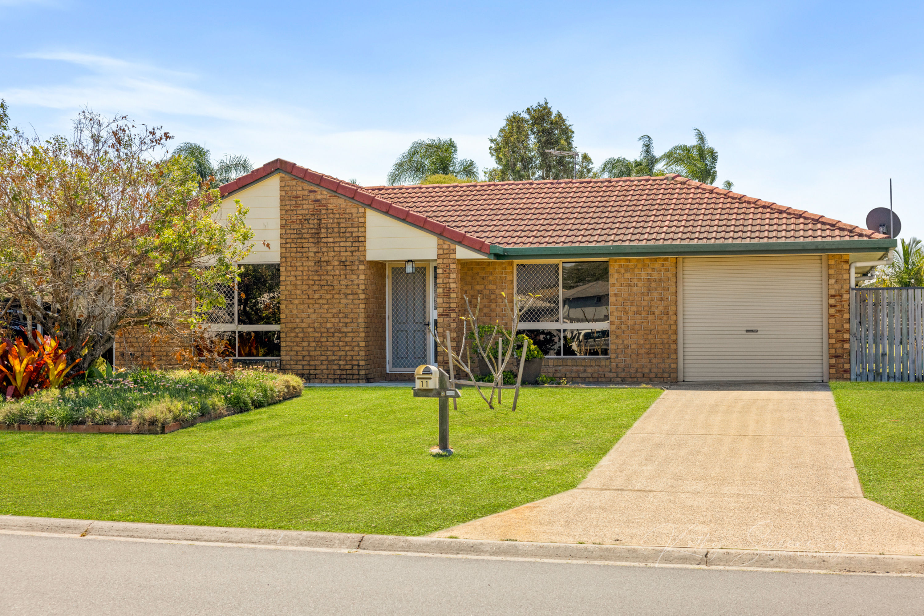 FAMILY HOME ON 1,009M2 IN THE HEART OF BURPENGARY