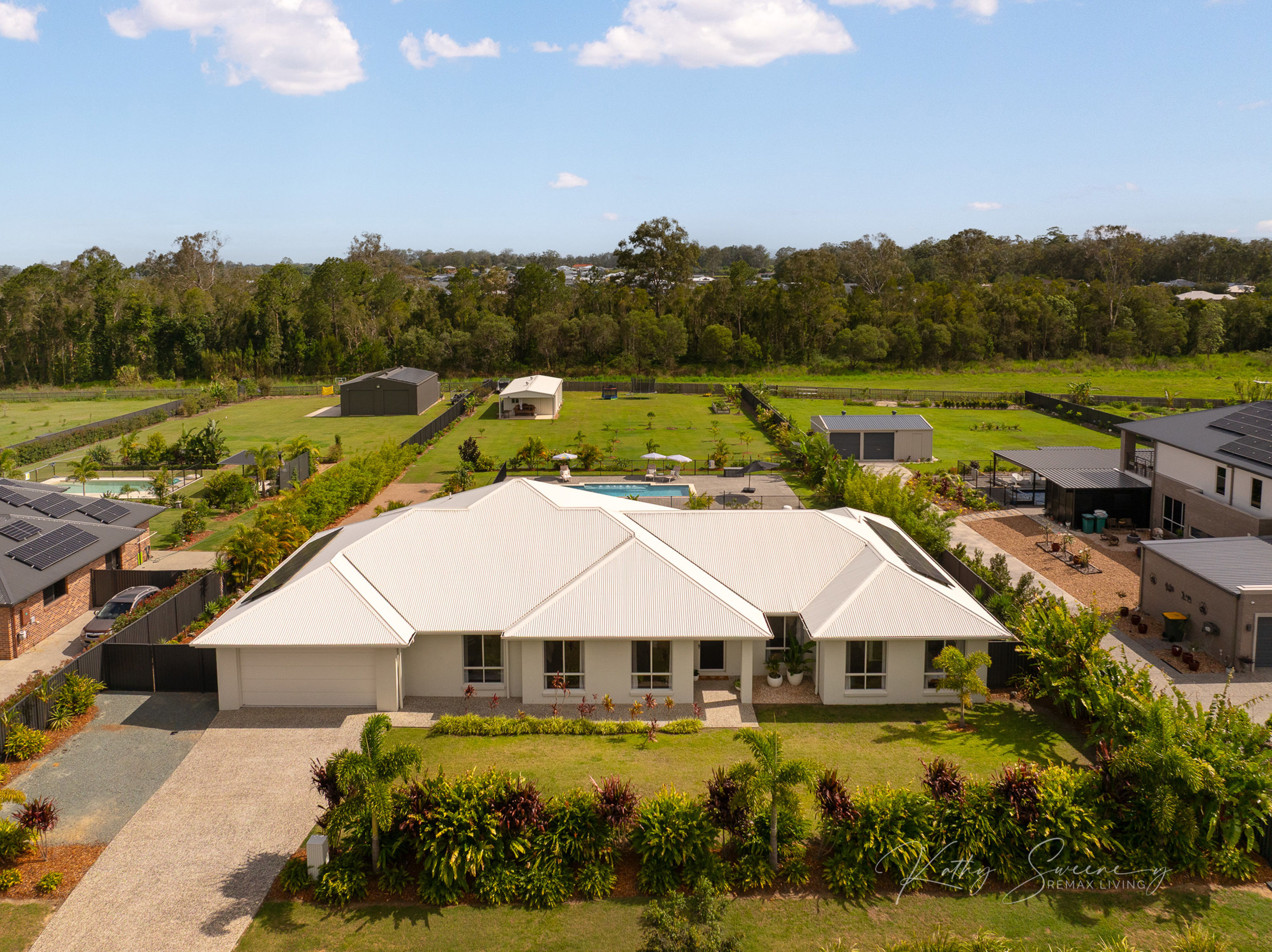 PRESTIGE RESORT-STYLE RESIDENCE IN SERENE 'THE LAKES' ESTATE