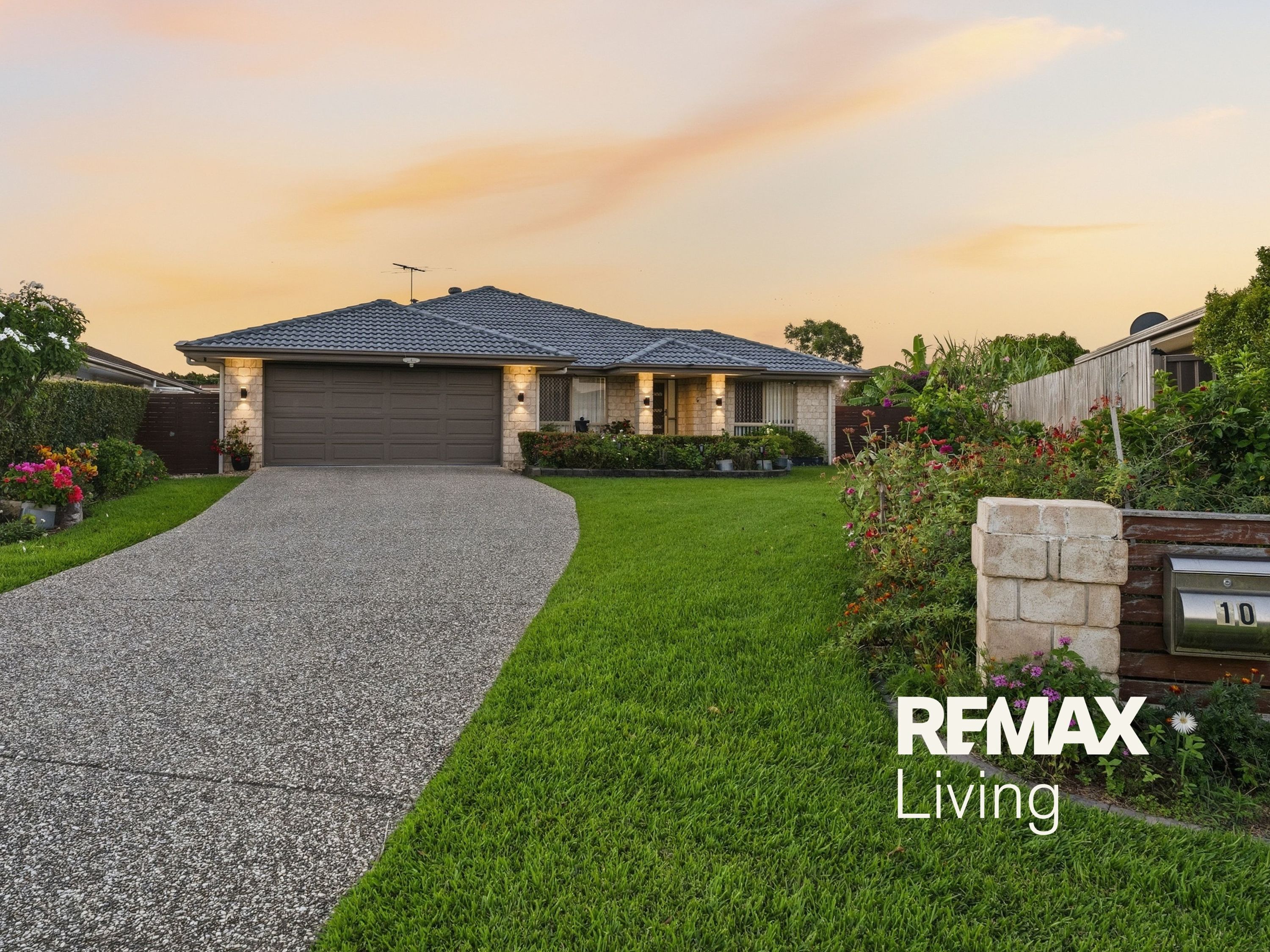 SPACIOUS FAMILY LIVING ON 937M2 WITH SIDE ACCESS - ROOM FOR A POOL!LIKE ACRAGE LIVING BUT CITY CENTRAL