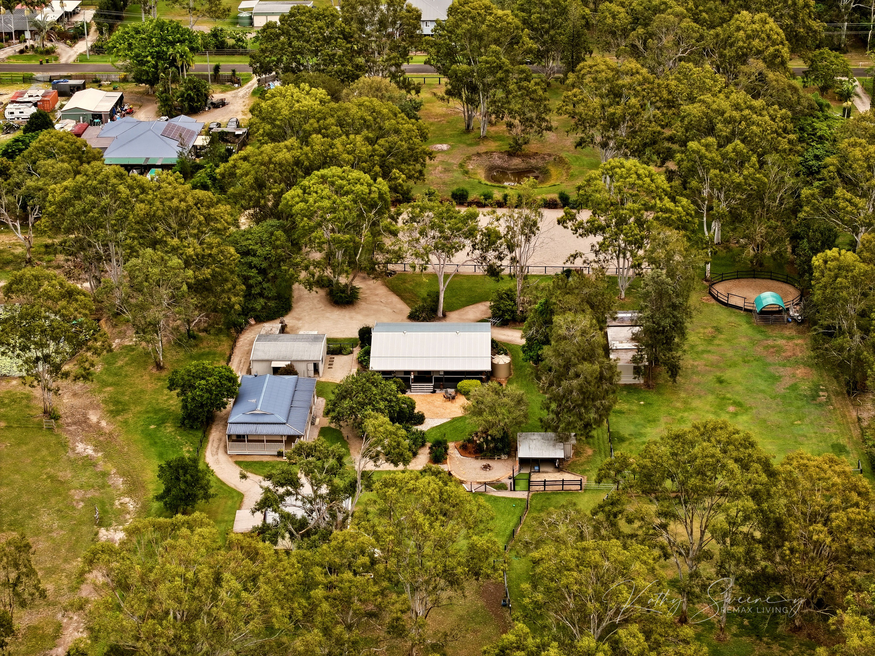 HORSE LOVERS' RETREAT IN BEACHMERE | 2.01 HA | TWO HOMES + EQUESTRIAN FACILITIES