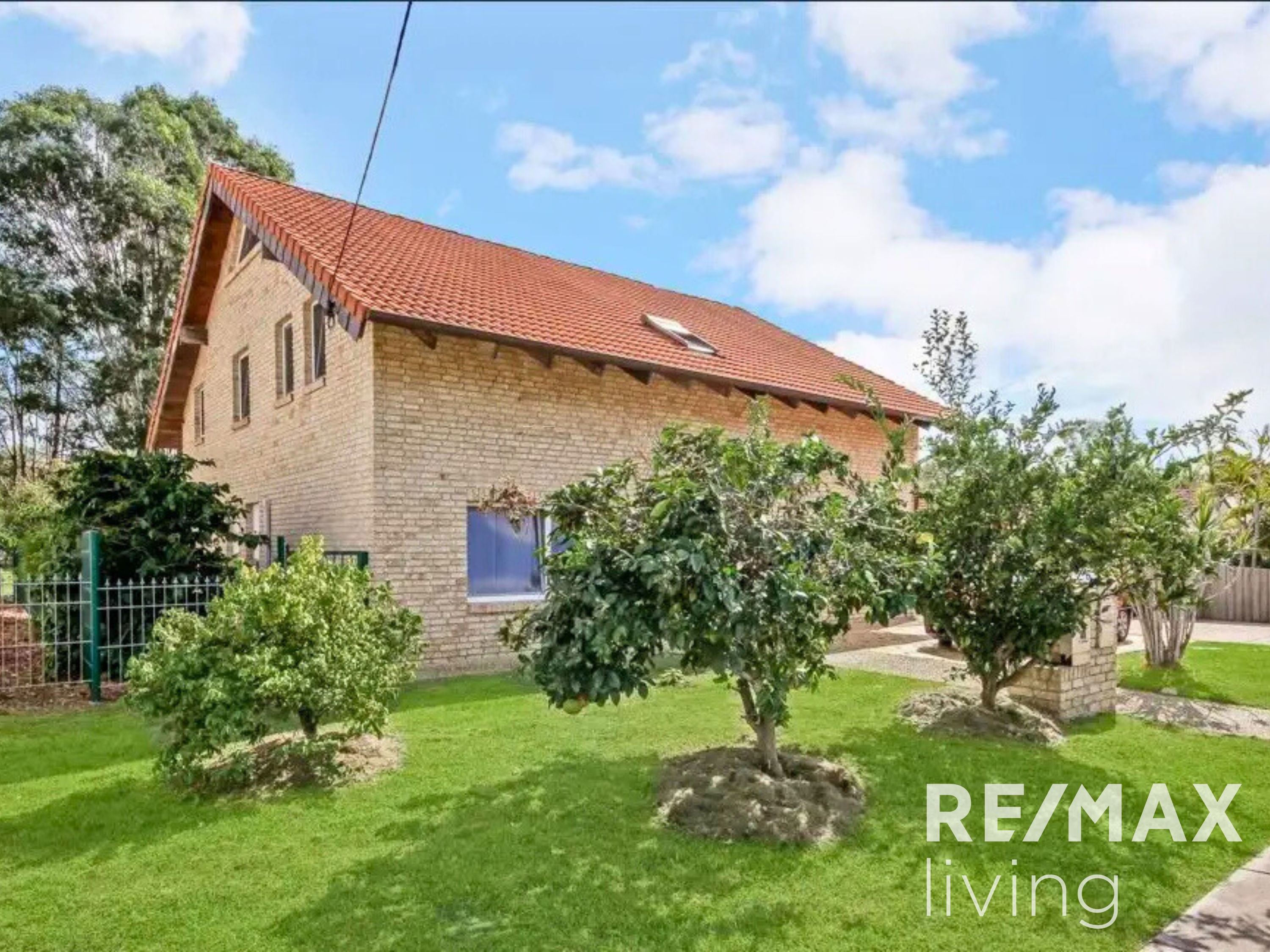 STUNNING & SPACIOUS 3 BEDROOM SPLIT-LEVEL PROPERTY