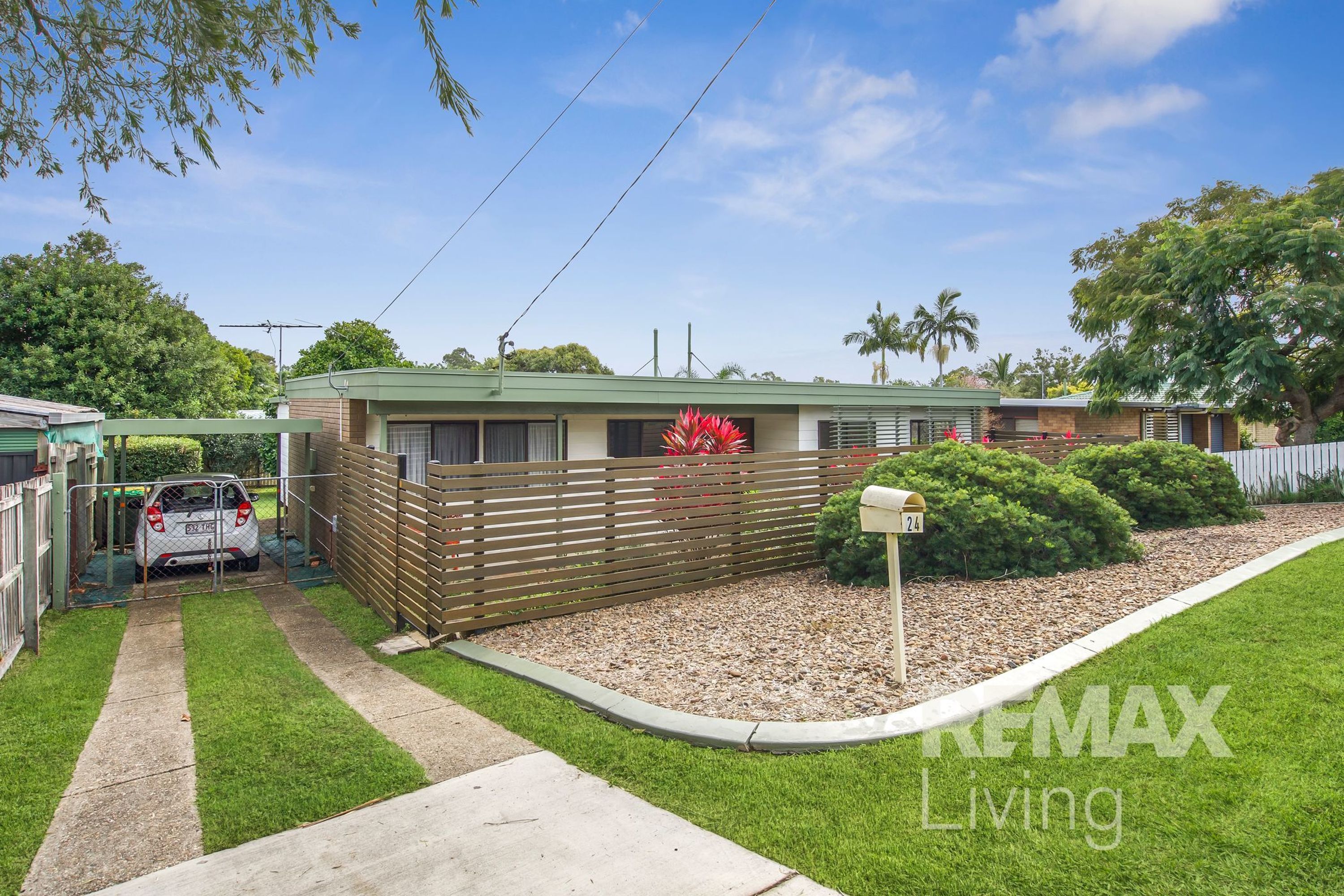 COASTAL CUL-DE-SAC WITH 3 LARGE LIVING AREAS + SIDE ACCESS