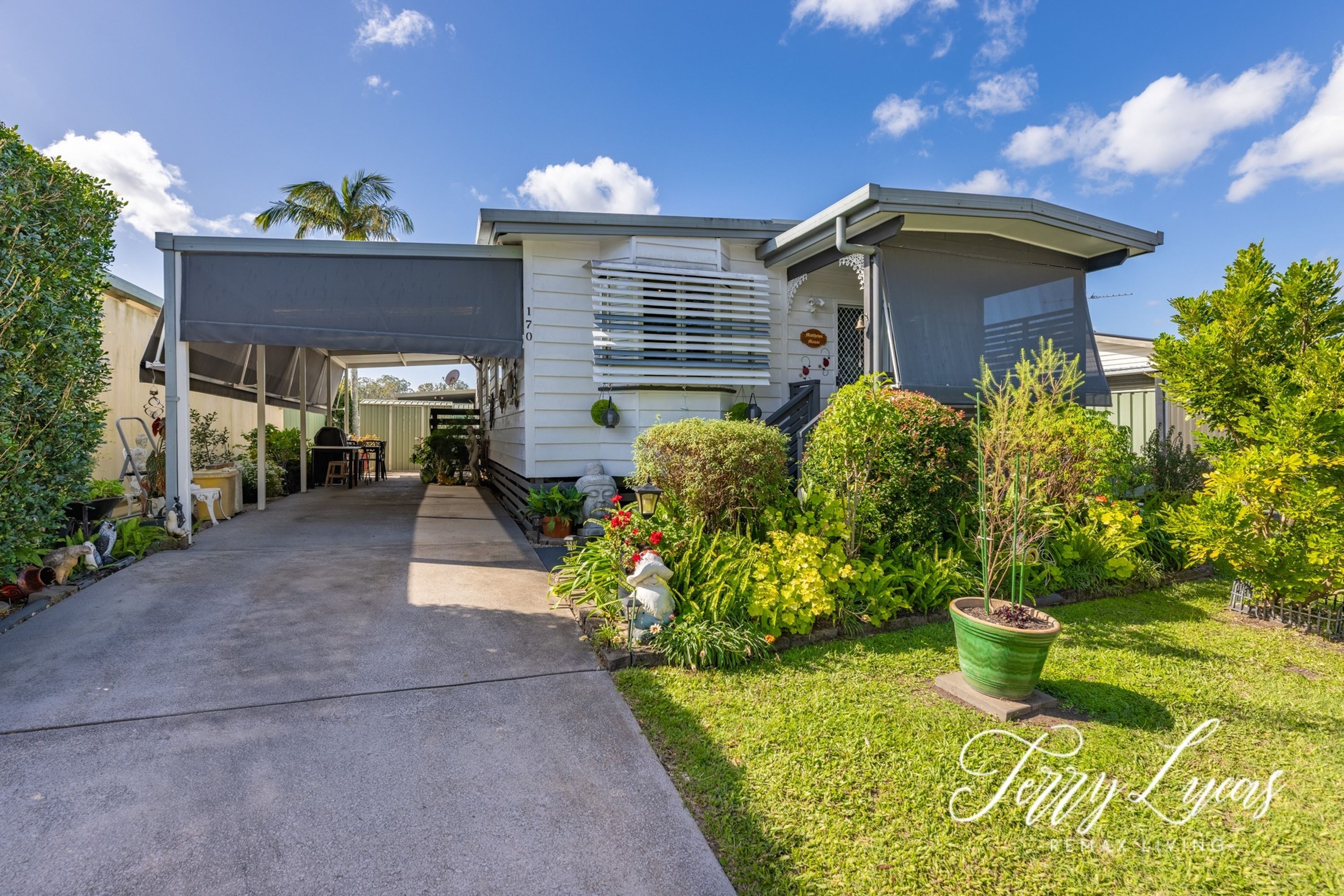 IMMACULATELY PRESENTED VILLA WITH STYLISH MODERN UPDATES