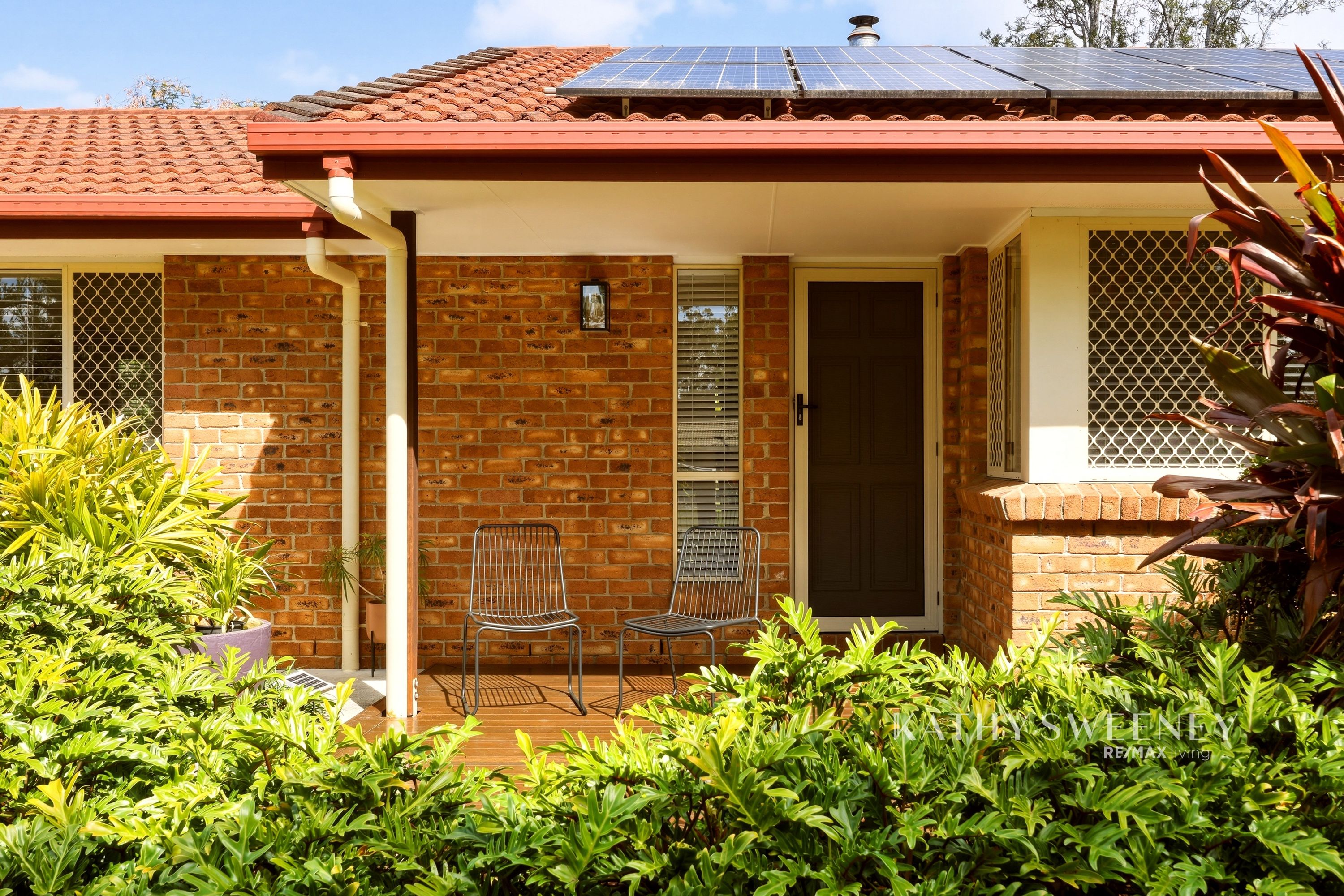 BEAUTIFULLY MAINTAINED HOME ON 3,010M2 WITH 3 BAY SHED