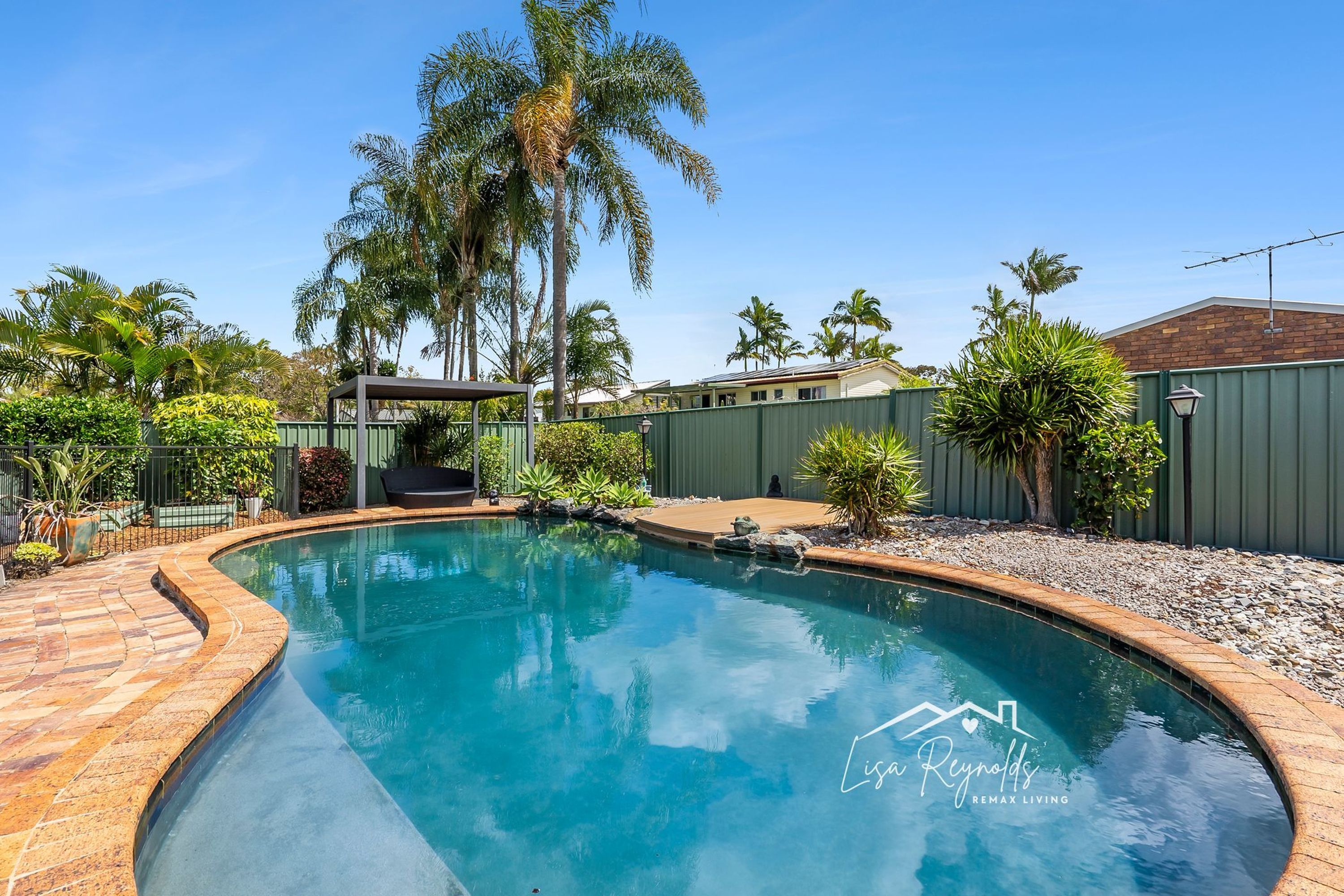 LISA REYNOLDS PRESENTS A FANTASTIC FAMILY HOME WITH A POOL, VERSATILE LIVING SPACES AND CARAVAN PARKING, CONVENIENTLY LOCATED IN THE HEART OF STRATHPI