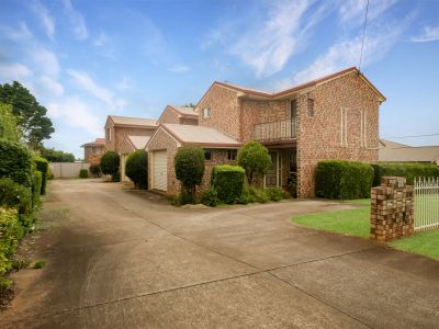 SPACIOUS & STYLISH TOWNHOUSE LIVING IN KEARNEYS SPRING!
