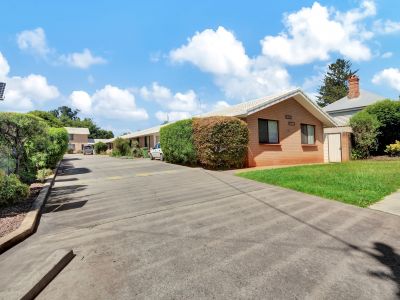 NEAT & SWEET UNIT CLOSE TO TOWN!