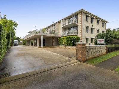 SPACIOUS CBD FRINGE UNIT WITH DUAL BALCONIES