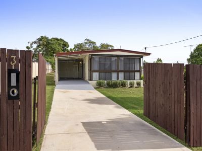 CHARMING COUNTRY LIVING ON A FULLY ENCLOSED BLOCK