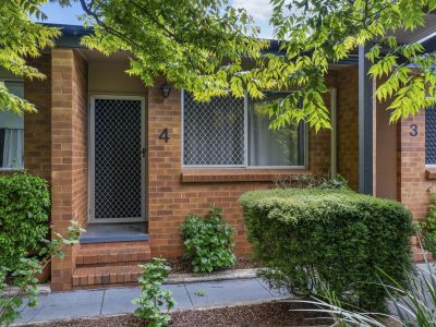 CONTEMPORARY SPLIT LEVEL UNIT CLOSE TO PICNIC POINT