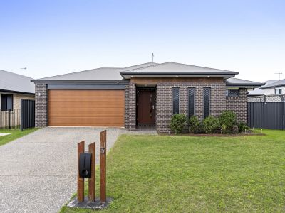SPACIOUS FAMILY LIVING WITH A HUGE SHED ON 744M&SUP2;