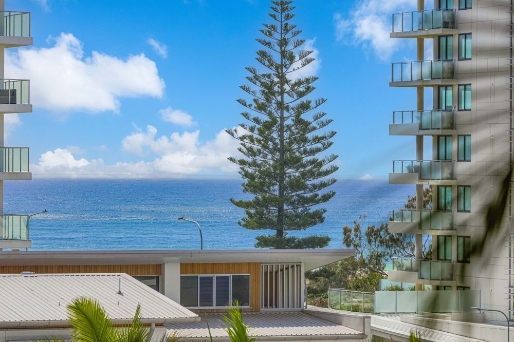 COASTAL LIVING AT ITS BEST - OCEAN VIEWS & SPACIOUS BALCONY