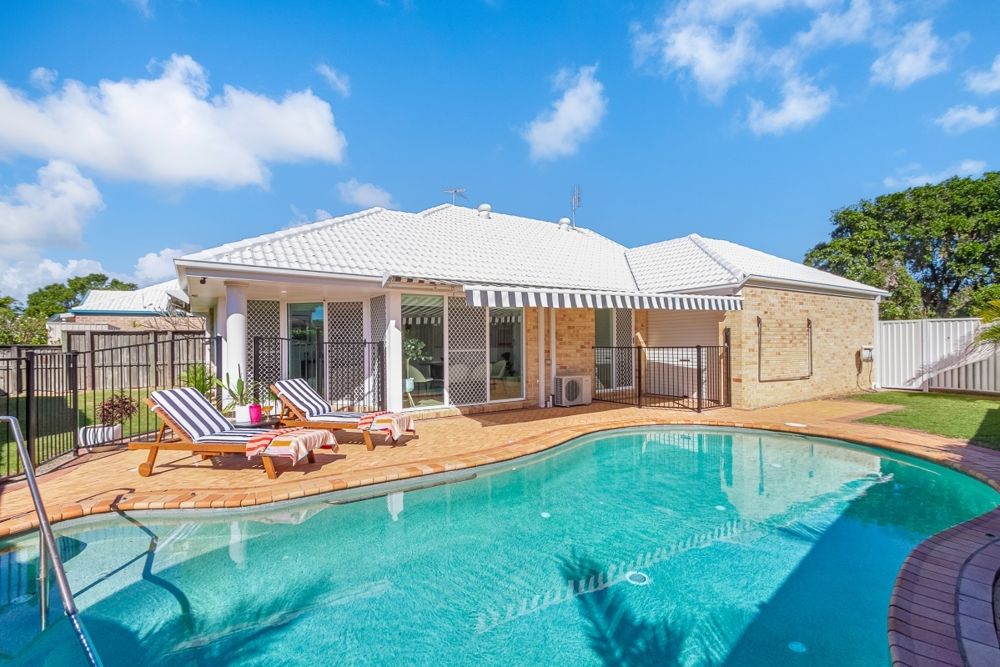 PRIVATE COASTAL SANCTUARY WITH POOLSIDE LIVING