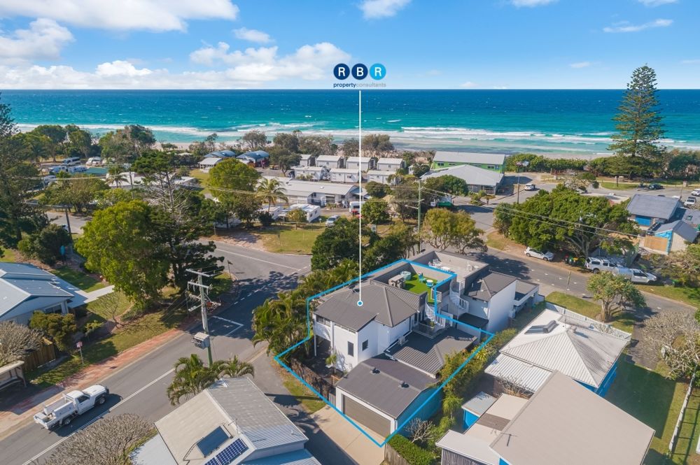 BEACHSIDE HOUSE-SIZE DUPLEX WITH ROOFTOP ENTERTAINING AND OCEAN VIEWS