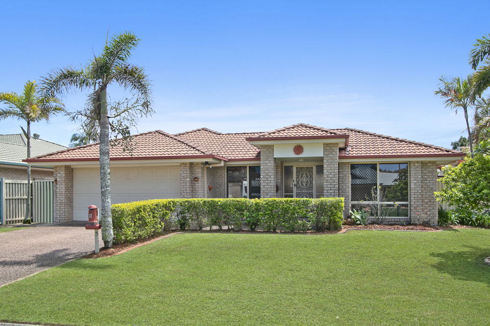 RELAXED FAMILY LIVING WITH POOL AND DUAL STREET ACCESS