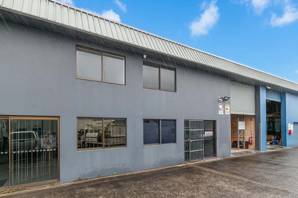 OFFERING FOR SALE OR FOR LEASE - FUNCTIONAL INDUSTRIAL UNIT IN PRIME TWEED LOCATION