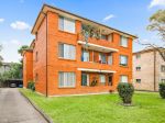 PERFECT START OR INVESTMENT IN A WELL-MAINTAINED SMALL COMPLEX