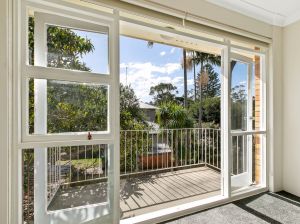 RENOVATED STUDIO APARTMENT - CLOSE TO ALL AMENITIES!