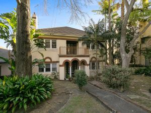 TOP FLOOR DUPLEX APARTMENT IN GRACIOUS BUILDING - CONTACT BLAKE ON 0433 993 446 FOR A PRIVATE APP.