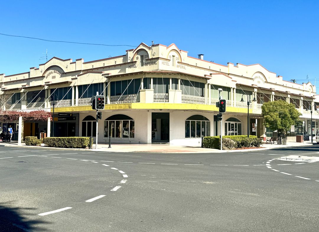 HUGE POTENTIAL - HIGH YIELDING ACCOMMODATION, SHOP & PUB IN MOREE CENTRE