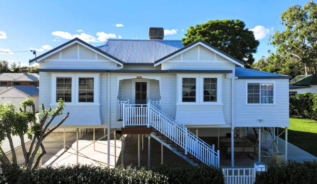 WELL LOCATED FAMILY HOME - CONVENIENCE MEETS COMFORT!