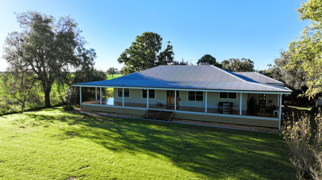 COUNTRY LIVING IN TOWN - PRIVATE GREENBAH RETREAT