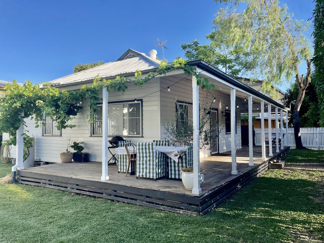 LOW MAINTENANCE LIVING IN A SOUGHT-AFTER POCKET