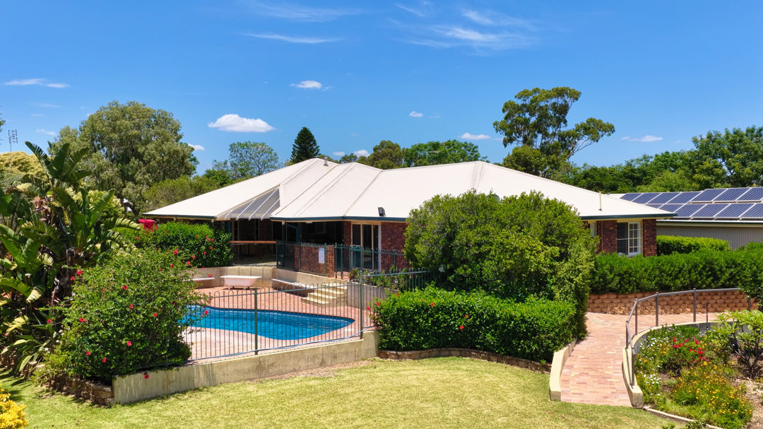 PREMIUM LIVING, PRIVACY & POOL