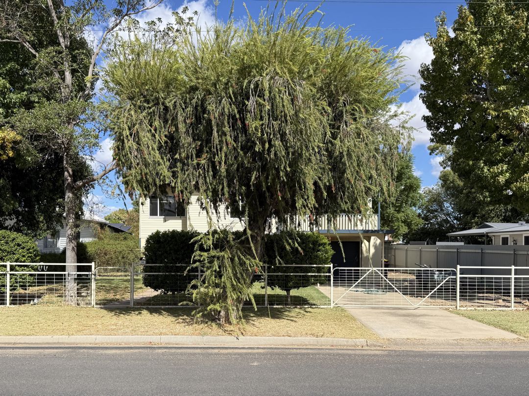 CLASSIC WEST MOREE HOME ON A GENEROUS 1,094M² BLOCK