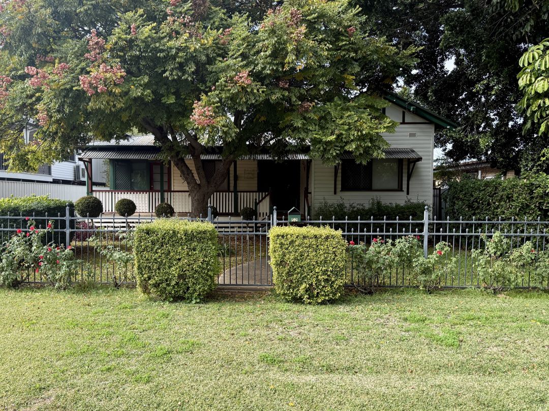 SPACIOUS FAMILY LIVING WITH SELF-CONTAINED GRANNY FLAT