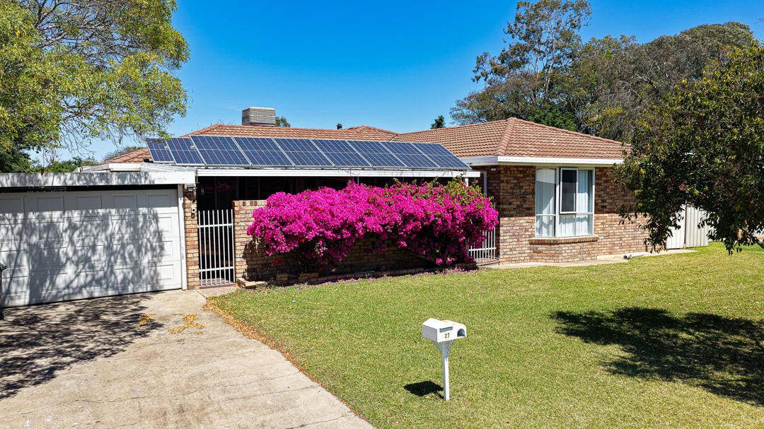 COMFORTABLE FAMILY LIVING HOME WITH POOL!