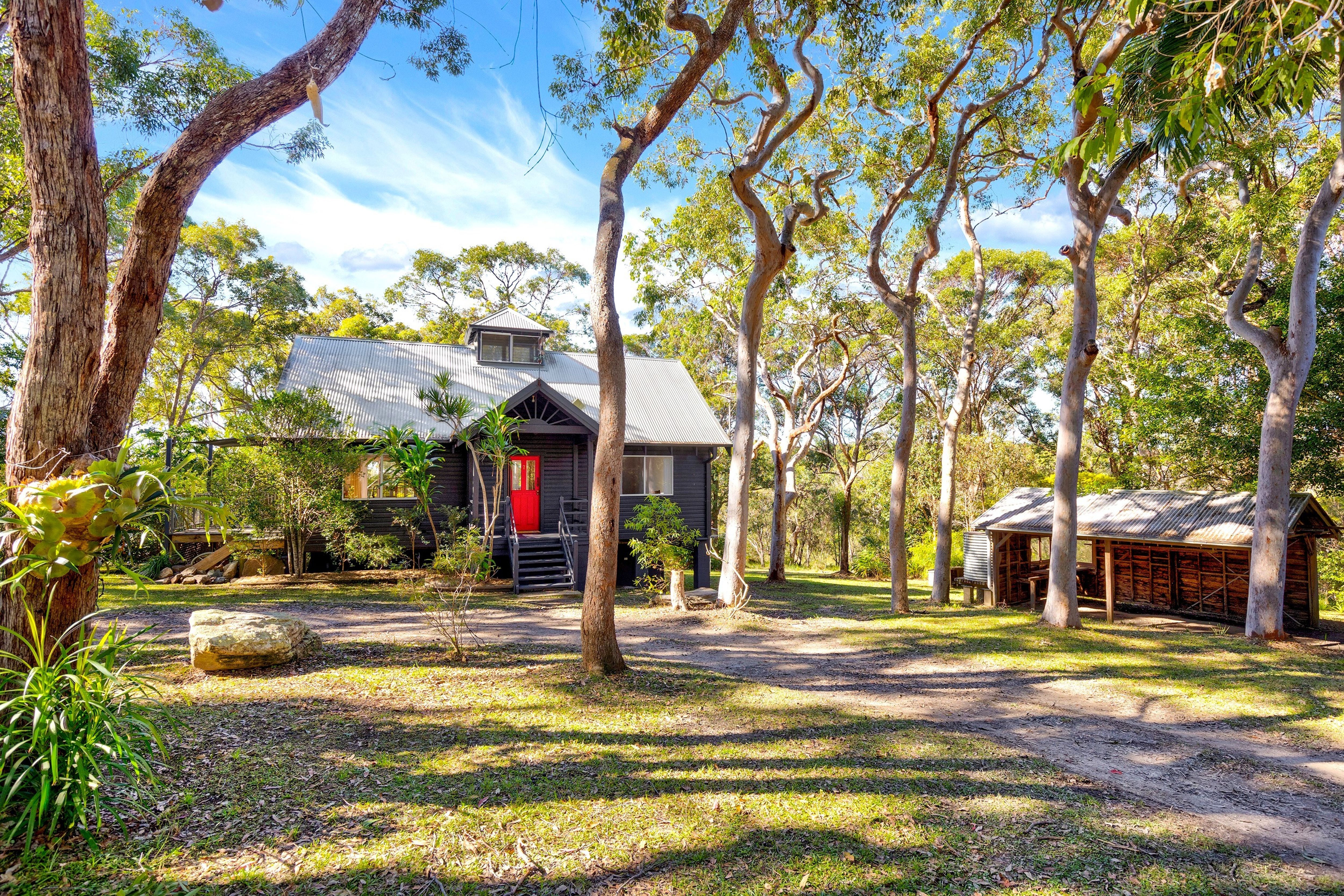 ENCHANTING ARCHITECT-DESIGNED COTTAGE - 1 KM TO HUNGRY HEAD BEACH