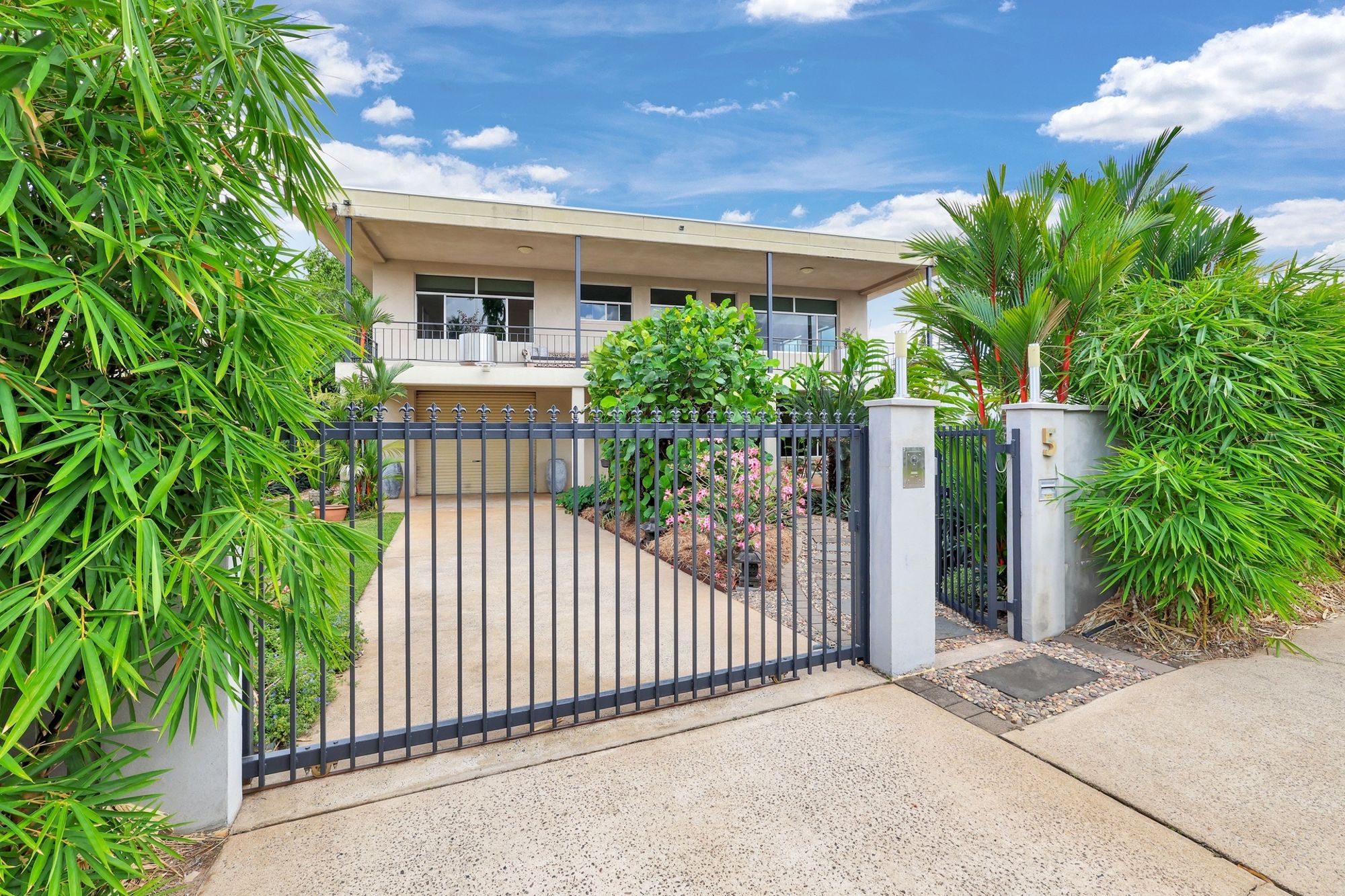 GRANDLY PROPORTIONED EXECUTIVE FAMILY RESIDENCE