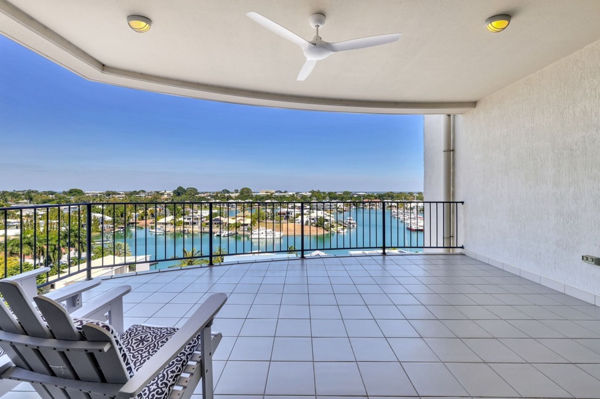 STUNNING APARTMENT OVERLOOKING MARINA
