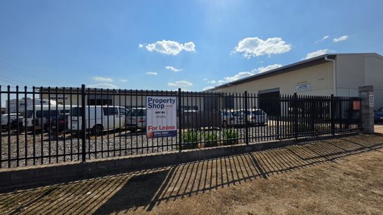 MODERN WAREHOUSE - HIGH ROLLER DOOR ACCESS