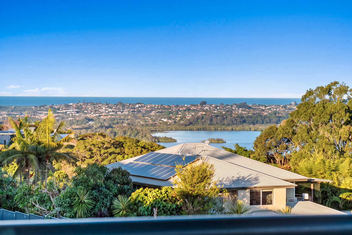 SPECTACULAR VIEWS. OCEAN,LAKES AND MT WARNING WITHOUT LEAVING THE HOUSE