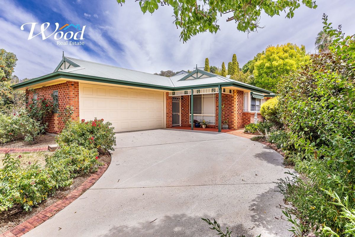 MAGNIFICENT FAMILY LIVING IN A LEAFY PARKSIDE SETTING