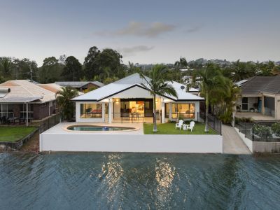 SIGNATURE NORTH FACING WATERFRONT