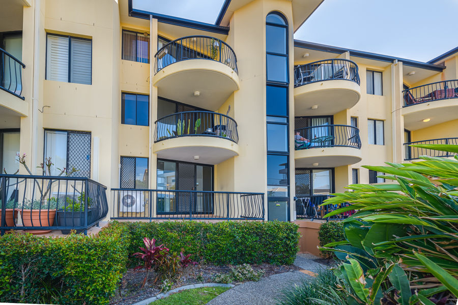 MIAMI BEACHSIDE, SUNLIT RETREAT WITH DUAL BALCONIES - JUST 70M TO THE GOLDEN SANDS