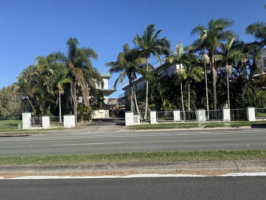 COMFORTABLE TWO-BEDROOM APARTMENT ON NINETEENTH AVENUE - CLOSE TO SHOPS, BEACHES AND TRANSPORT