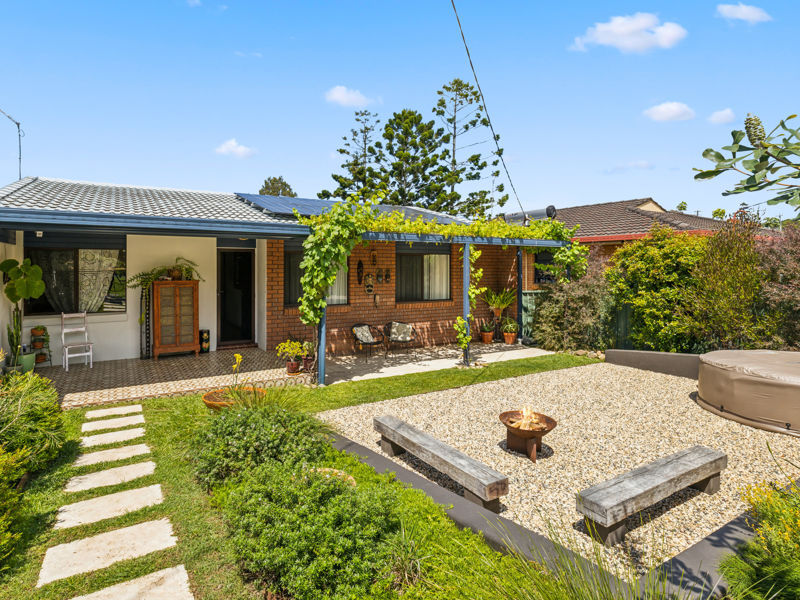 DUAL LIVING IN THE SEASIDE TOWN OF URUNGA