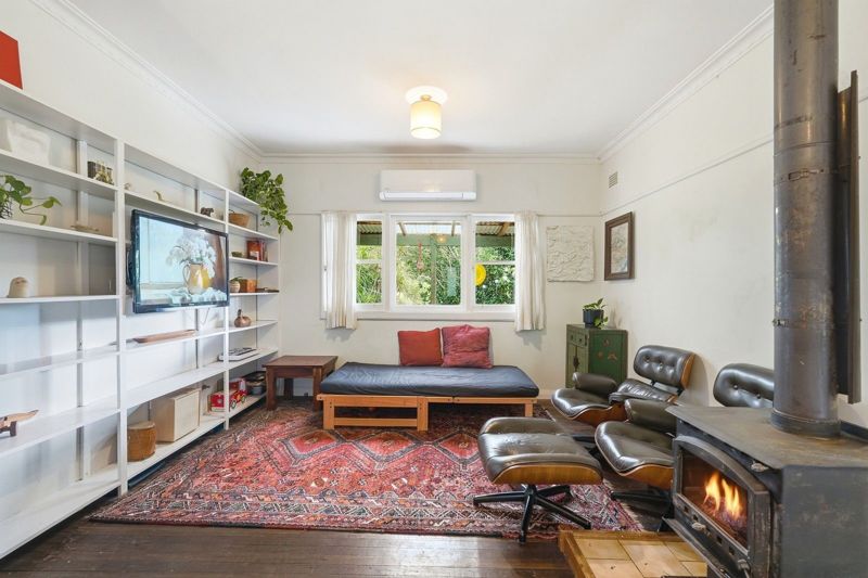 CHARACTER COTTAGE IN A PRIME LOCATION!