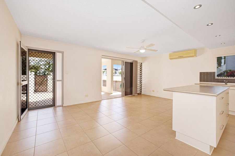 WALK TO THE STRAND AND BEACH - FULLY COVERED PRIVATE OVERSIZED COURTYARD AND GARDENS