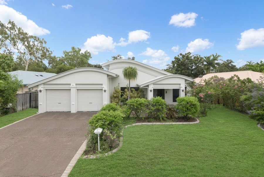 SUBSTANTIAL CONTEMPORARY RESIDENCE - POSITIONED ADJACENT TO BEAUTIFUL PARKLAND