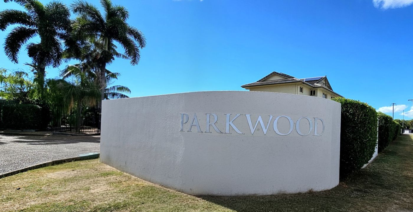 PARKWOOD VILLAS - PRIVATE COURTYARD - POOL - TENNIS COURTS